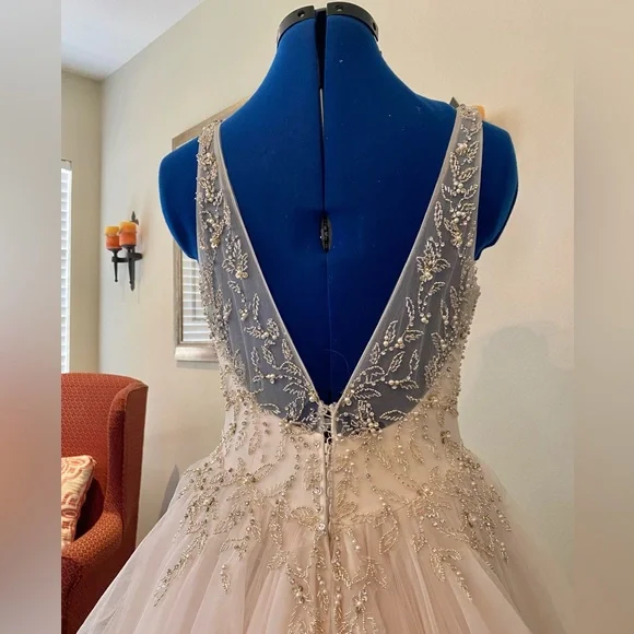 WEDDING DRESS - SOTTERO and  MIDGLEY - Size 8 - Picture 10 of 15